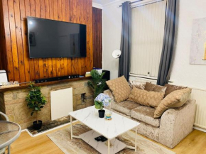 Cozy 3BR Urban Oasis in the City Hub
